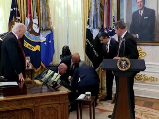 Fully vaccinated Big Pharma executive collapses in White House.