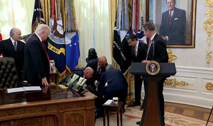 Fully vaccinated Big Pharma executive collapses in White House.