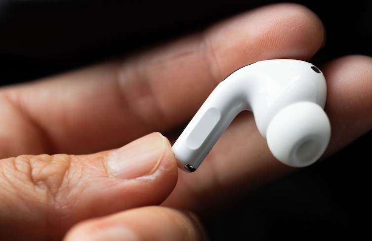 Apple's new earbud patent will allow them to read minds of users without permission.