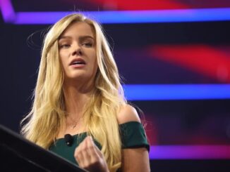 British government bans female journalist from entering UK after she criticized Keir Starmer on social media.