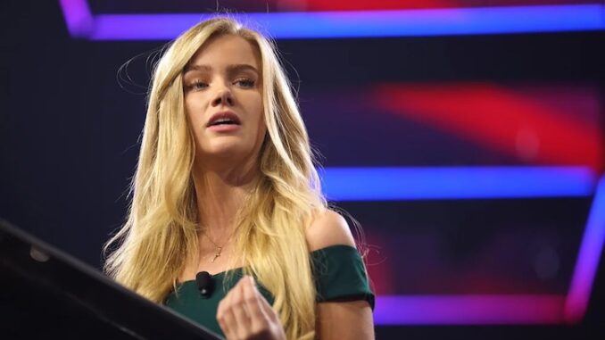 British government bans female journalist from entering UK after she criticized Keir Starmer on social media.